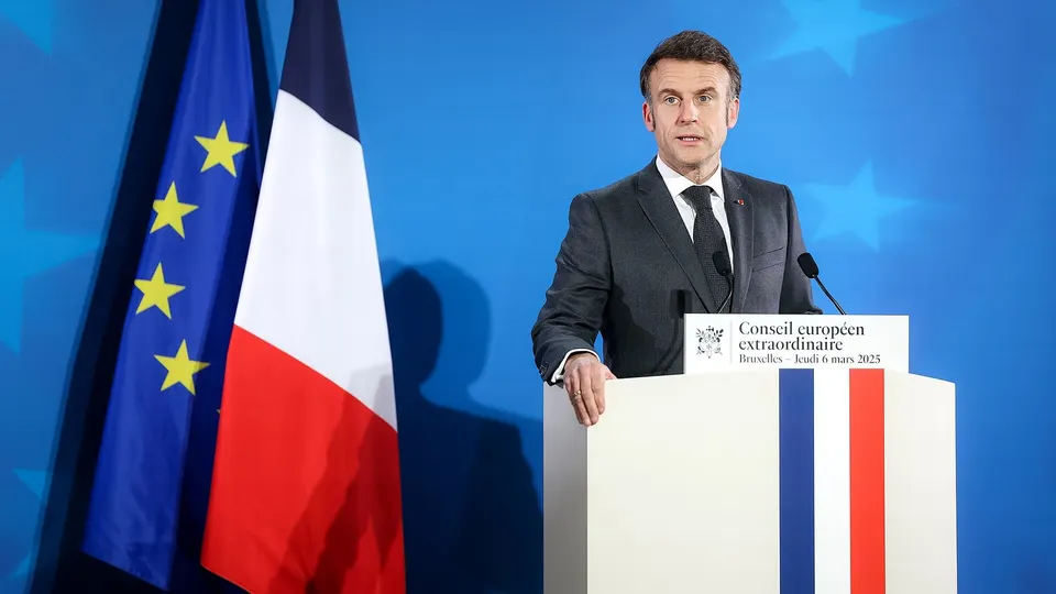 Retrato do presidente francês Emmanuel Macron em evento oficial