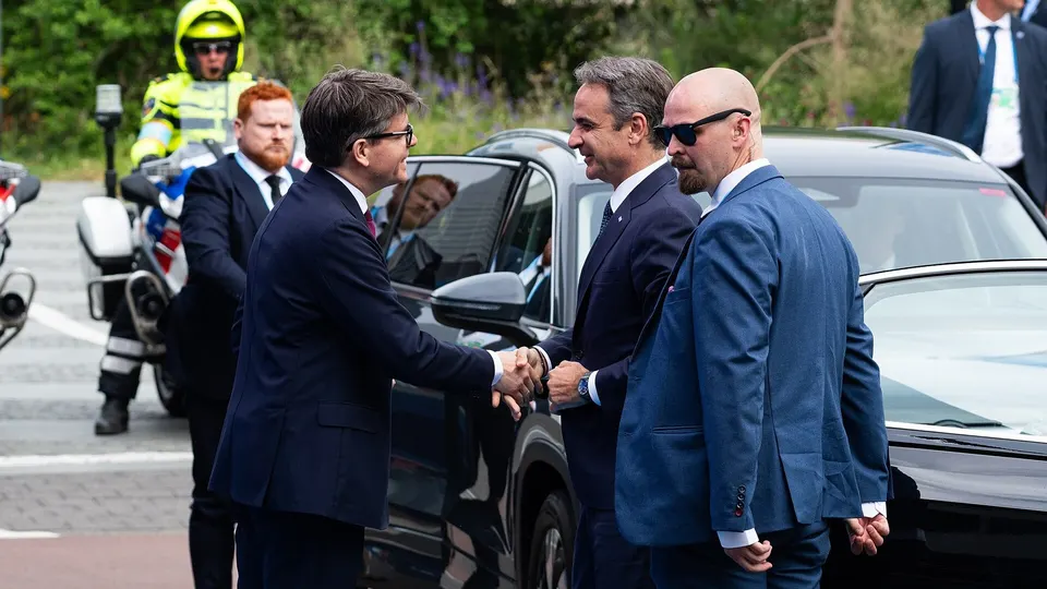 Kyriakos Mitsotakis, primeiro-ministro da Grécia, chegando à cúpula da Otan em Haia