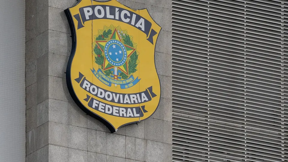Agente da Polícia Rodoviária Federal em posto de fiscalização na rodovia