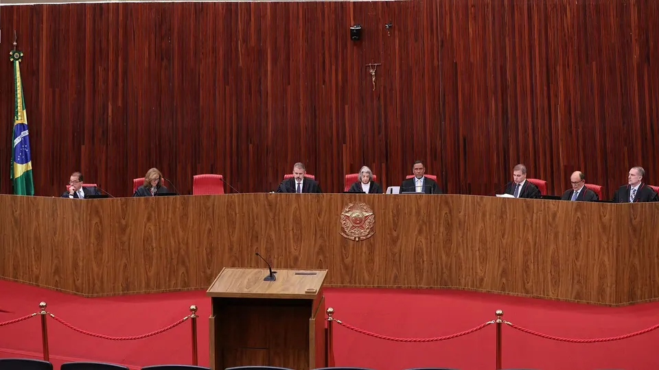 Plenário do Tribunal Superior Eleitoral durante sessão, com ministros sentados à mesa