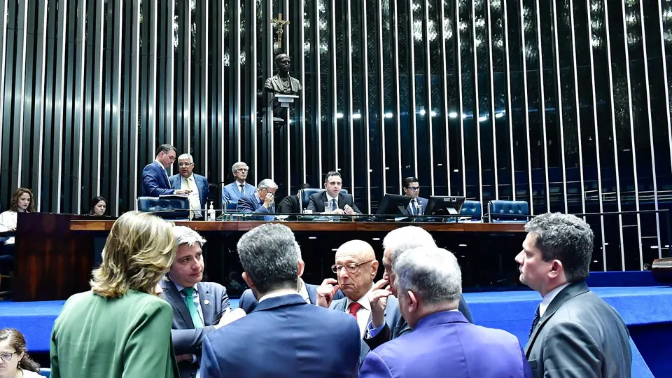 Senador Flávio Bolsonaro sentado à mesa durante sessão no Plenário do Senado