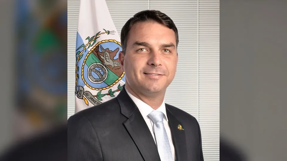 Retrato oficial do senador Flávio Bolsonaro em fundo claro