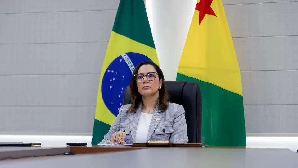 Retrato oficial de Mailza Assis em ambiente institucional