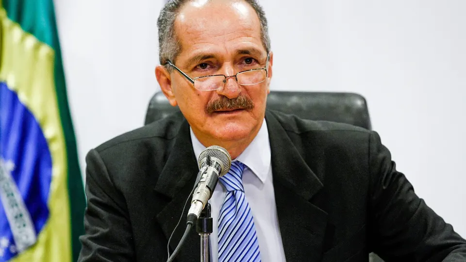 Aldo Rebelo de terno, em evento oficial de transmissão de cargo no ministério