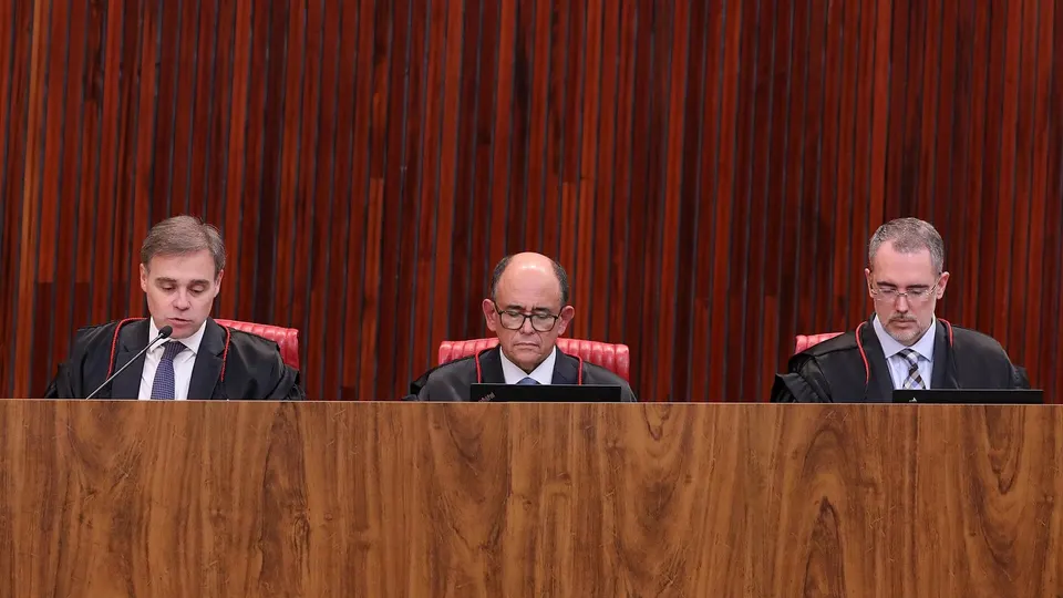 Plenário do Tribunal Superior Eleitoral durante sessão, com ministros e público