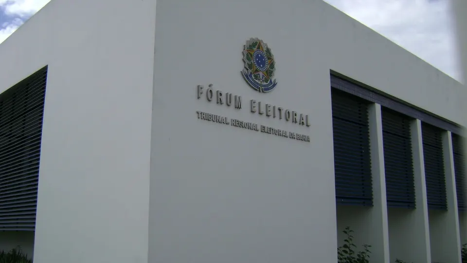 Fachada do Fórum Eleitoral do Tribunal Regional Eleitoral da Bahia em Feira de Santana