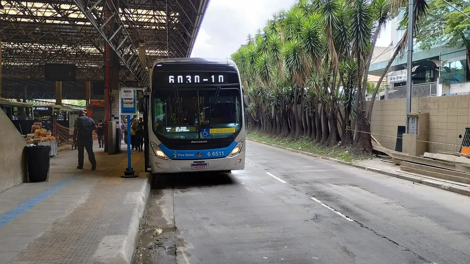 Ônibus urbano da SPTrans em uma rua de São Paulo