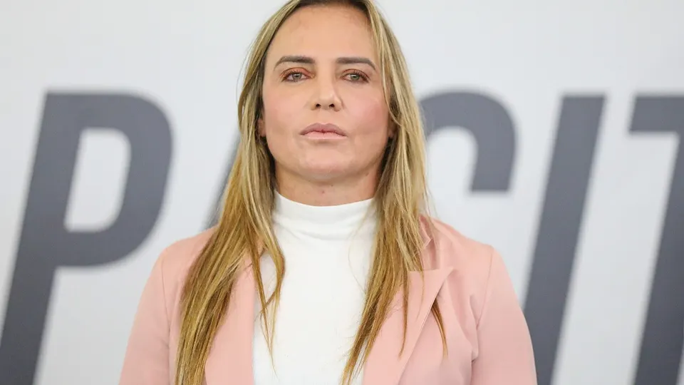 Celina Leão, de frente, em evento oficial do Governo do Distrito Federal