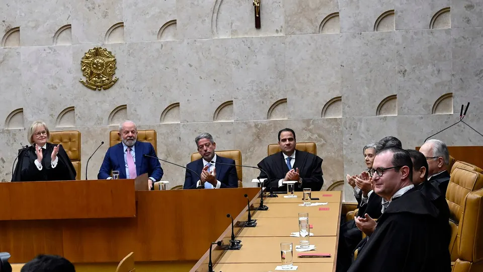 Cristiano Zanin em traje formal durante cerimônia de posse no Supremo Tribunal Federal