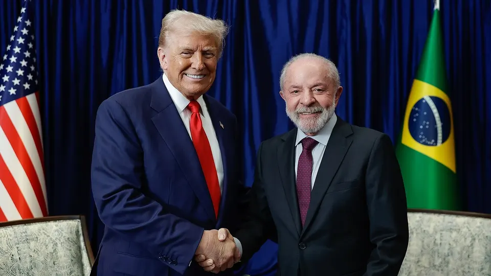Lula e Donald Trump lado a lado durante a 47ª Cúpula da ASEAN, em Kuala Lumpur