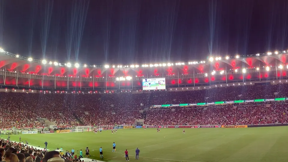 Estádio do Maracanã lotado visto de dentro, em dia de partida do Flamengo