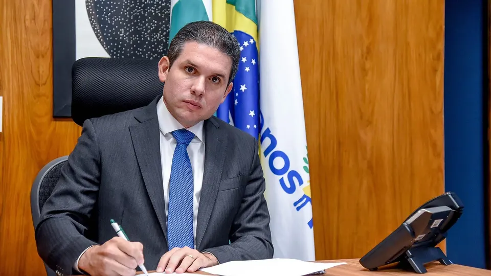 Retrato do deputado federal Hugo Motta, de terno e gravata, em foto horizontal