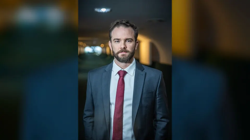 Retrato oficial de Dario Durigan, de terno, em foto vertical