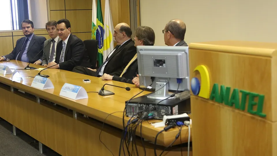 Fachada da sede da Anatel em Brasília, com pessoas na entrada