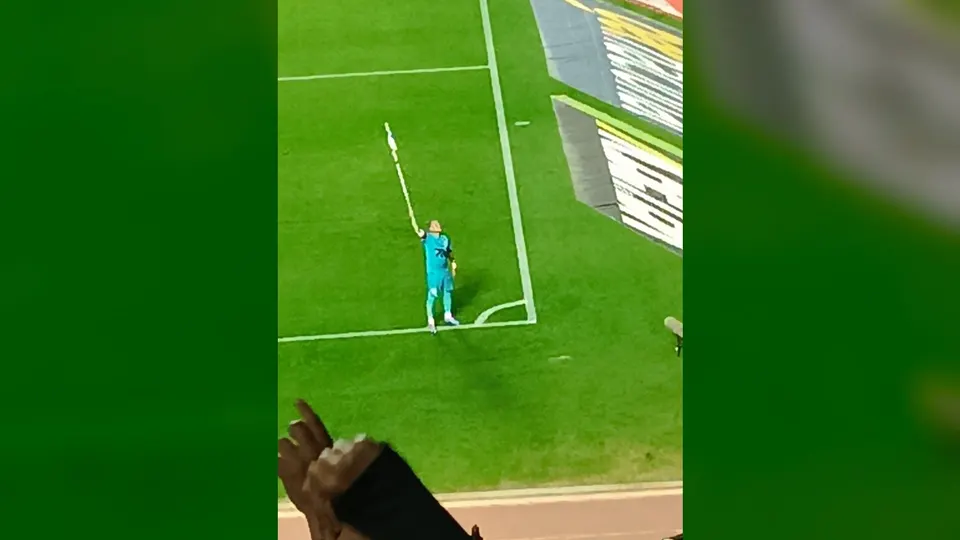 Neymar, de camisa do Santos, comemora gol em partida de 2025