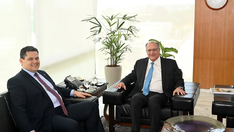Davi Alcolumbre de terno, em pé, ao lado de Geraldo Alckmin no gabinete da Presidência