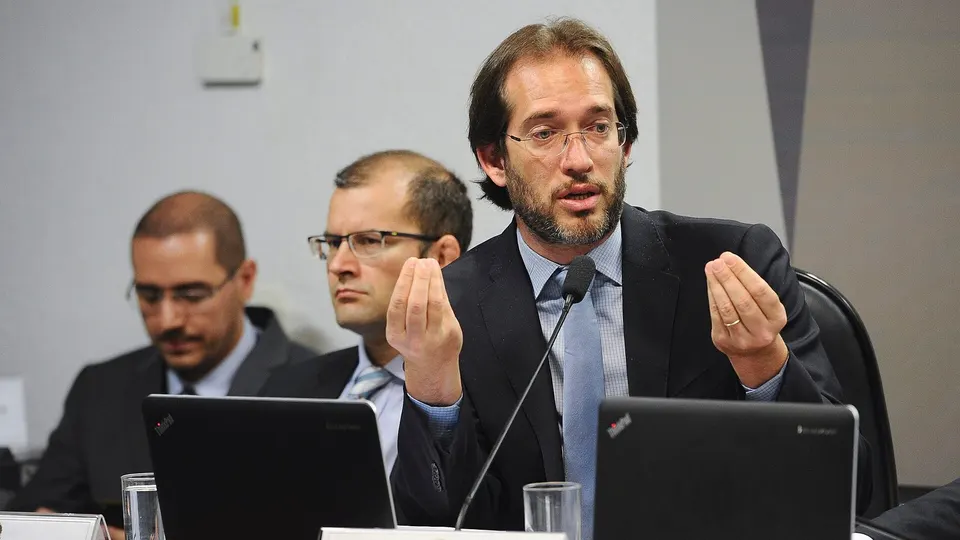 Advogado Pierpaolo Bottini discursando em audiência na CCJ do Senado