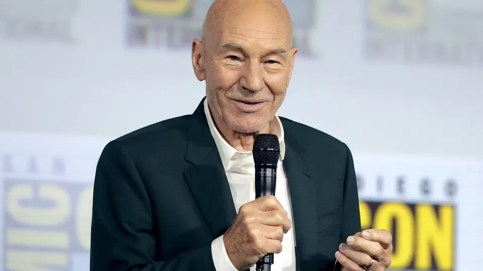 Patrick Stewart, de camisa escura, fala ao microfone durante painel na San Diego Comic-Con