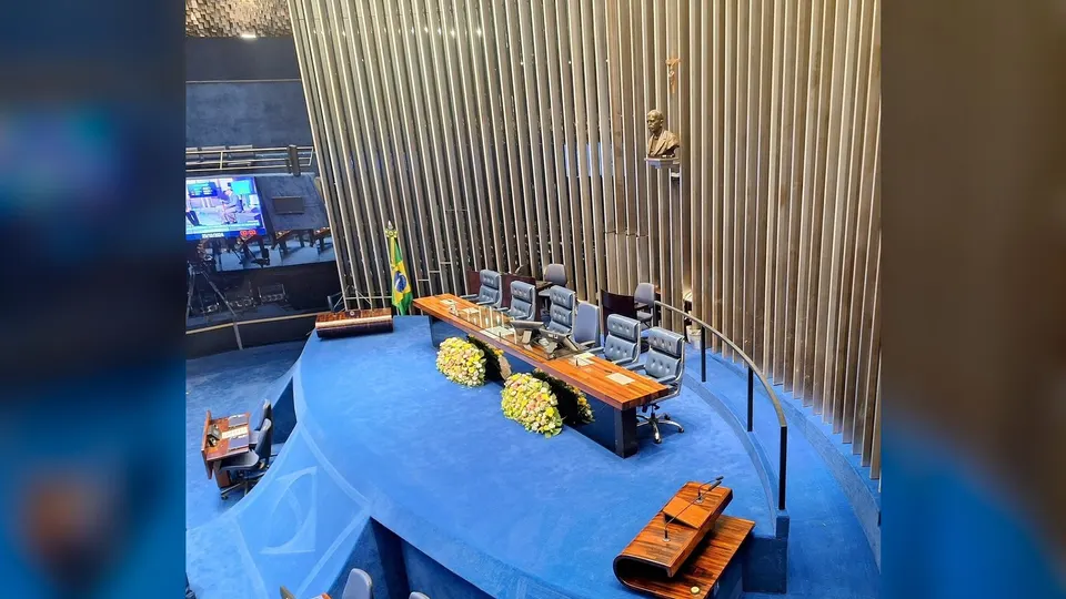 Vista geral do plenário do Senado Federal, com cadeiras e bancadas dispostas em semicírculo
