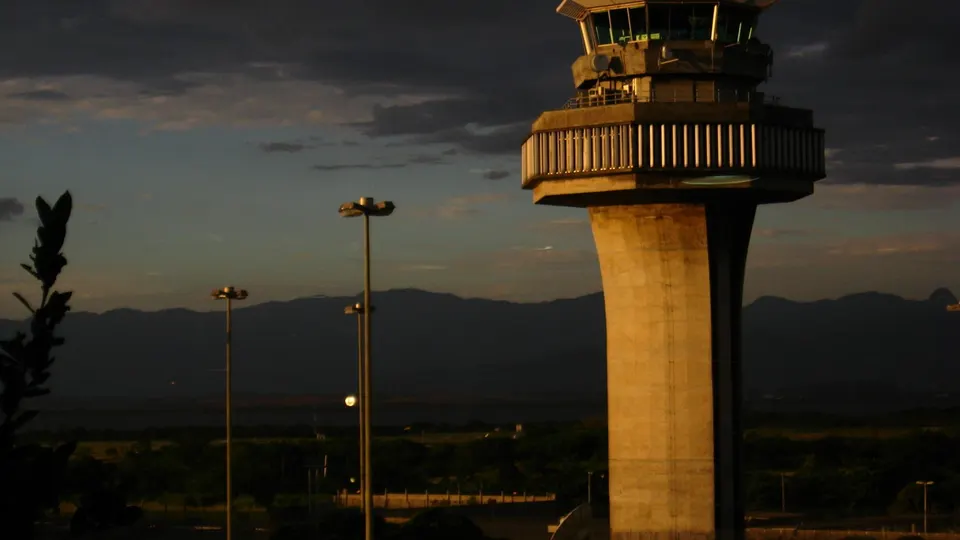 Torre de controle do Aeroporto Internacional do Galeão, no Rio de Janeiro, em dia de céu claro