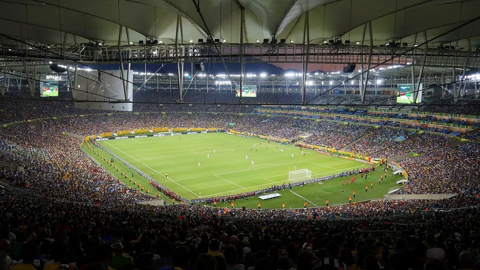 Vista geral do estádio do Maracanã, no Rio de Janeiro, com arquibancadas e gramado ao centro