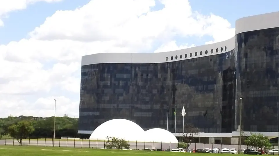 Fachada do edifício-sede do Tribunal Superior Eleitoral em Brasília, com linhas retas e grandes vãos de vidro