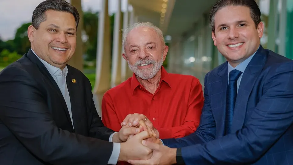 Hugo Motta e Davi Alcolumbre ao lado do presidente Lula no Palácio da Alvorada, em Brasília