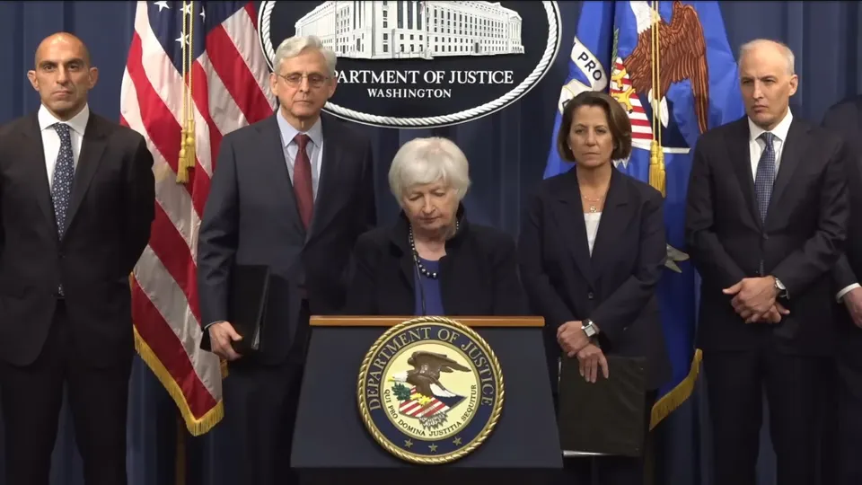 Secretária do Tesouro Janet Yellen e procurador-geral Merrick Garland em coletiva de imprensa com fundo institucional
