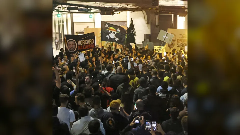 Manifestantes em protesto contra o Banco Master em Brasília, com cartazes e bandeiras