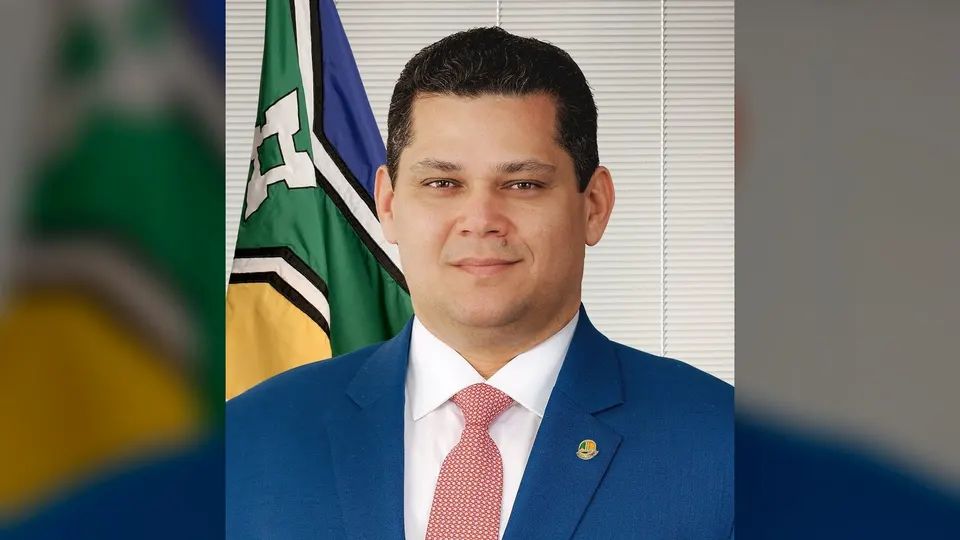 Retrato oficial do senador Davi Alcolumbre, de terno e gravata, em fundo neutro.