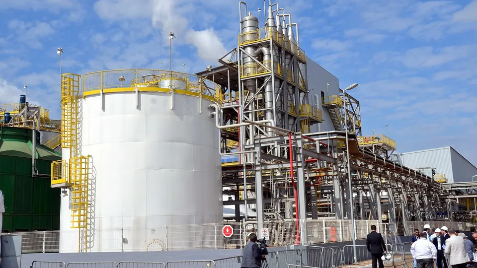 Cerimônia de inauguração de planta industrial de etanol de segunda geração em Piracicaba, com participantes em frente às instalações