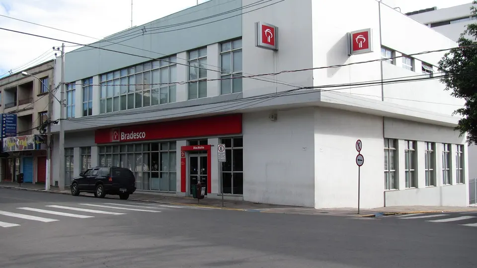 Fachada de agência do Banco Bradesco em Gravataí, com a logomarca do banco na frente do prédio.