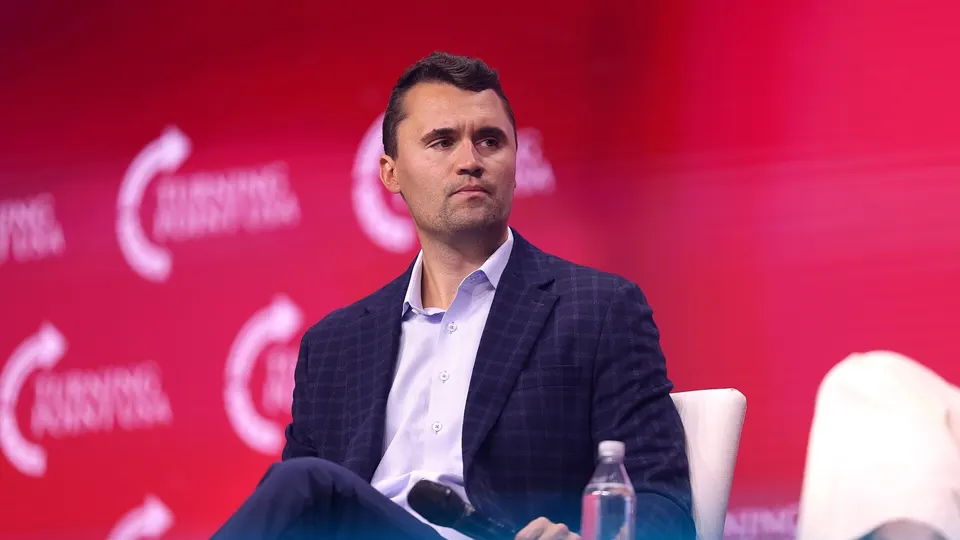 Charlie Kirk falando a jovens em um evento em Tampa, na Flórida, em 2025