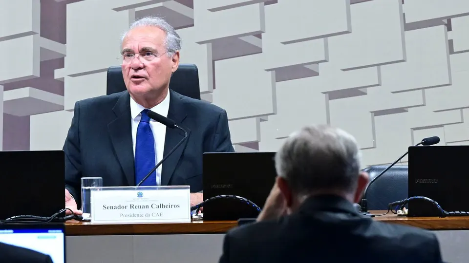 Senadores reunidos em reunião de trabalho da Comissão de Assuntos Econômicos do Senado