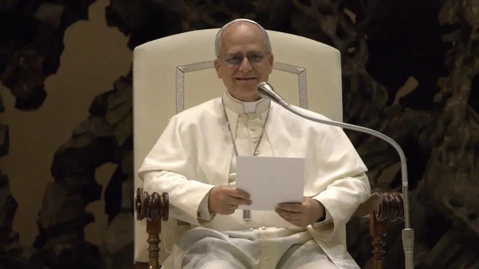 Papa Leão XIV, de batina branca, em audiência com jornalistas no Vaticano, em ambiente interno