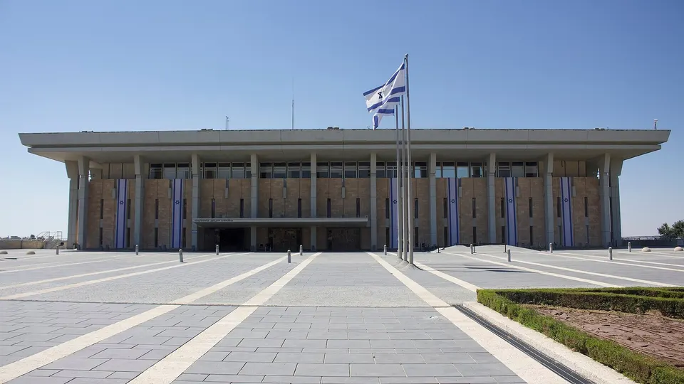 Fachada do prédio do Knesset, parlamento de Israel, em Jerusalém, em dia de sol