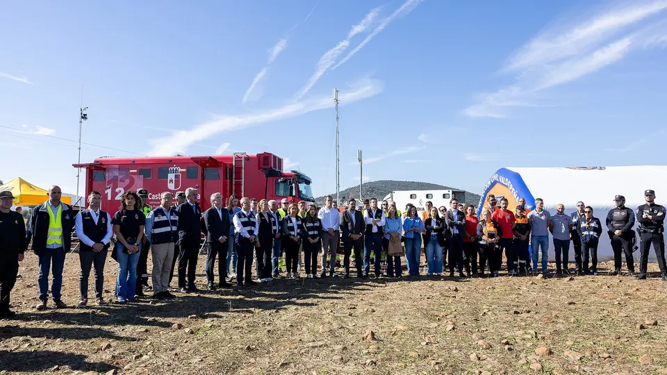 Homem de terno visita local de acidente ferroviário em Urda, com equipes e áreas isoladas ao redor
