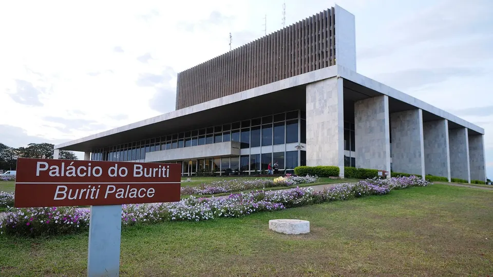 Fachada do Palácio do Buriti, sede do GDF, em Brasília, sob céu claro.