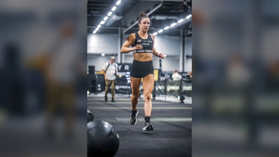 Atleta de Hyrox caminhando até a linha de largada de uma competição em Estocolmo