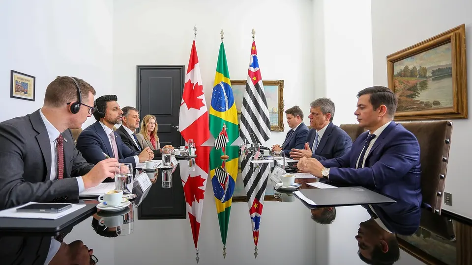 Tarcísio de Freitas em reunião oficial no Palácio dos Bandeirantes, com equipe ao redor da mesa