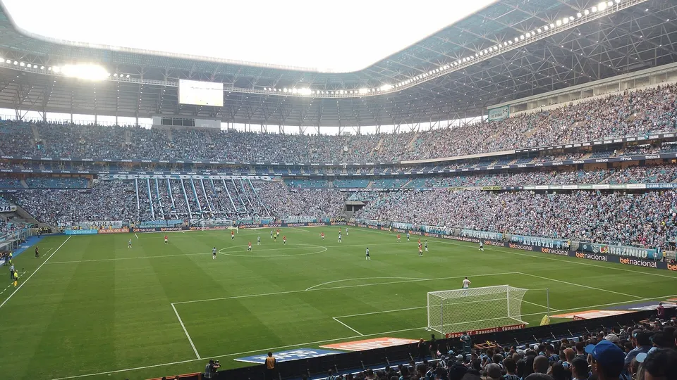 Vista do estádio Arena do Grêmio durante partida do Campeonato Brasileiro, com torcida nas arquibancadas