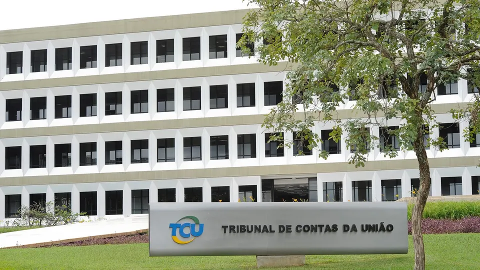 Fachada do prédio do Tribunal de Contas da União, em Brasília, vista de fora