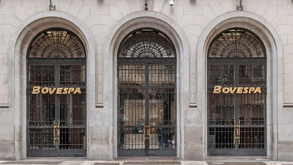 Prédio da Bolsa de Valores de São Paulo, no centro da cidade, visto de frente em dia de céu aberto.
