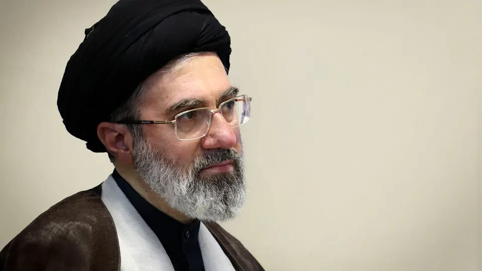 Retrato horizontal do aiatolá Mojtaba Khamenei, líder supremo do Irã, em ambiente oficial