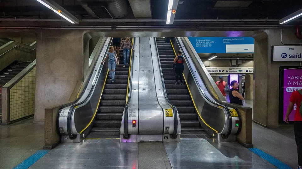 Interior da estação Paraíso do Metrô de São Paulo, com suas instalações e área de acesso